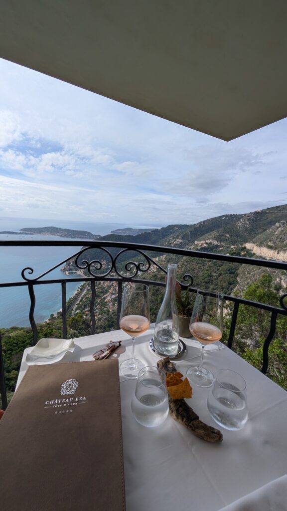 Table dressée sur un balcon de Château Eza, face au littoral et à la Méditerranée