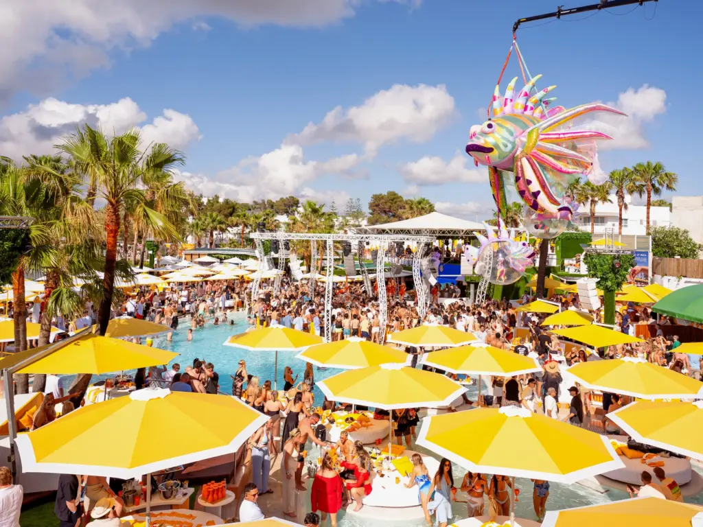 La piscine et les espaces de fête d’O Beach Ibiza sous le soleil