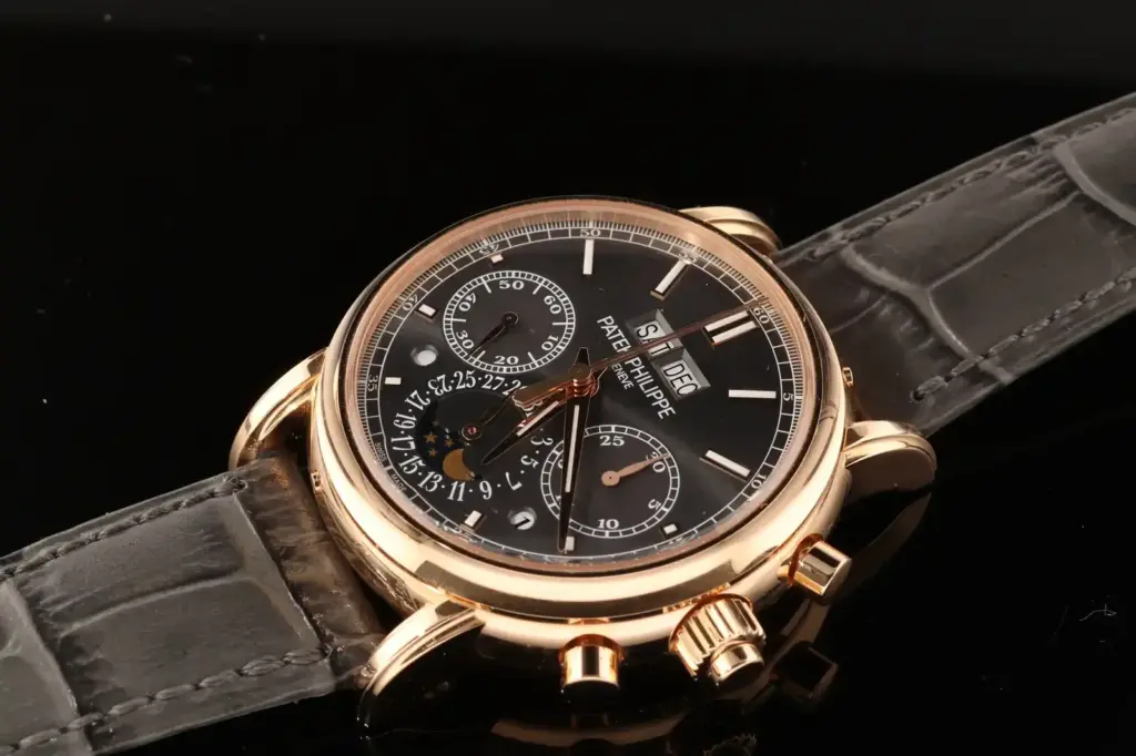 Patek Philippe 5204R-011 en or rose, avec cadran gris et calendrier perpétuel, proposée aux enchères