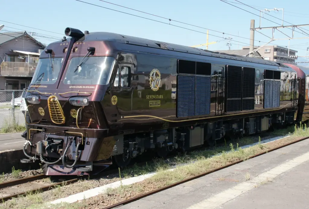 Locomotive bordeaux et voitures du Seven Stars in Kyushu au Japon