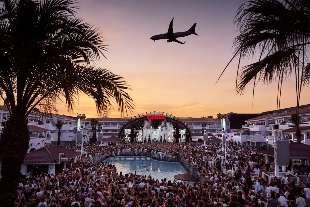 Une foule réunie devant la scène extérieure d’Ushuaïa Ibiza
