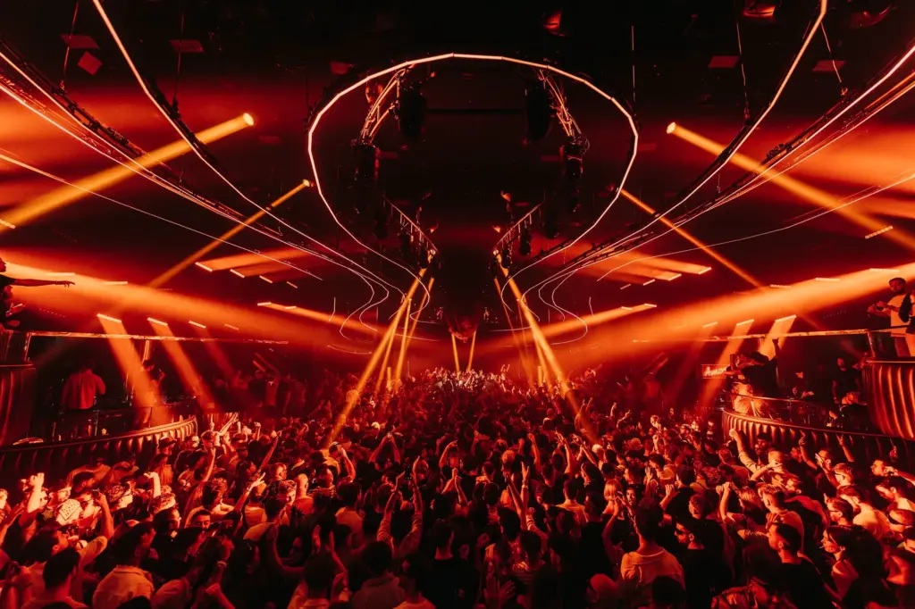 La piste de danse du Hï Ibiza éclairée par une installation lumineuse rouge