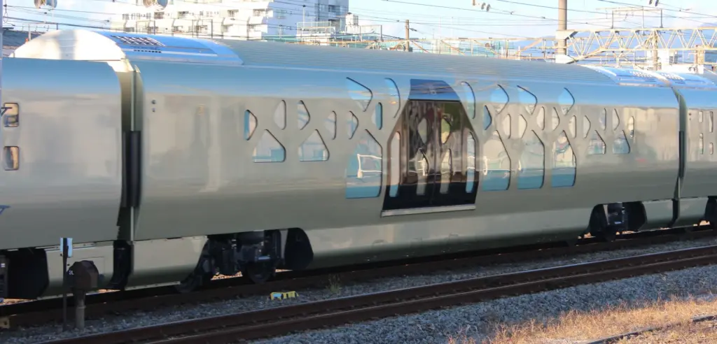 Voiture du Train Suite Shiki-shima à quai au Japon