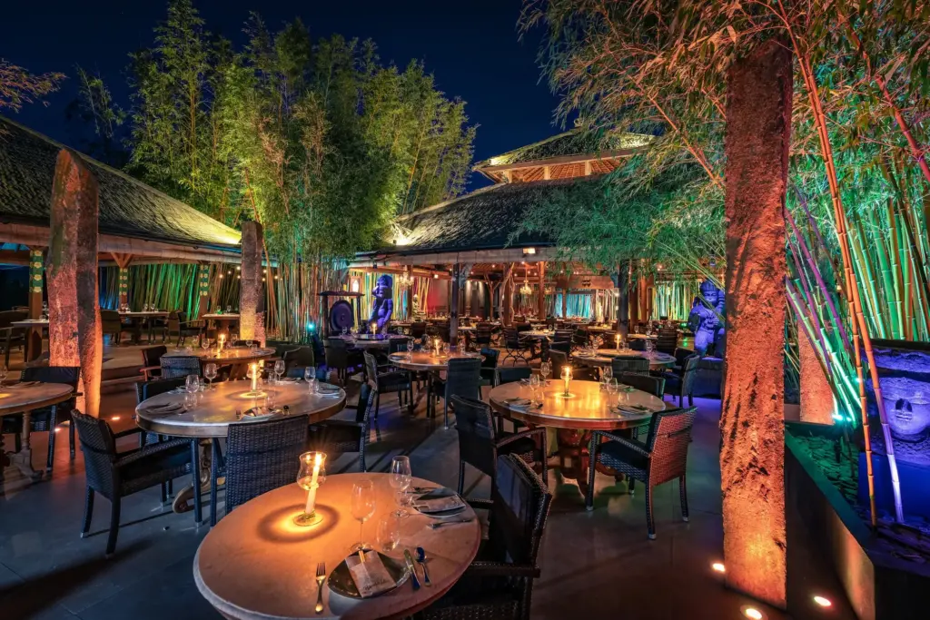 Les tables du jardin de Bambuddha Ibiza au milieu des bambous éclairés