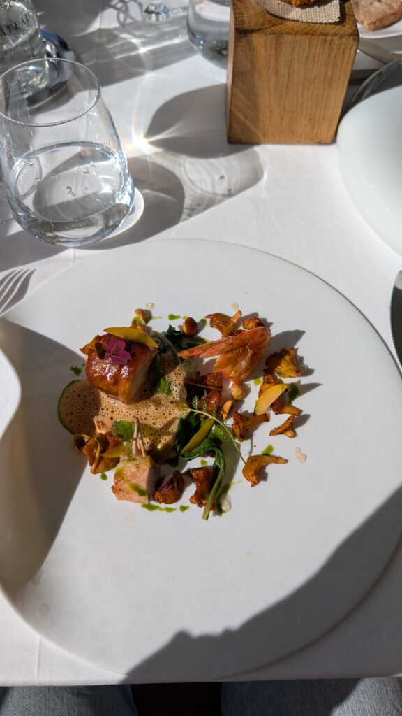 Plat de lapin aux gambéroni et girolles, accompagné d’un jus mousseux et de touches végétales
