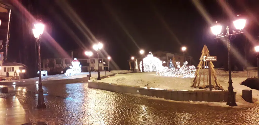 Illuminations et décorations d’hiver dans le centre de Megève à la nuit tombée