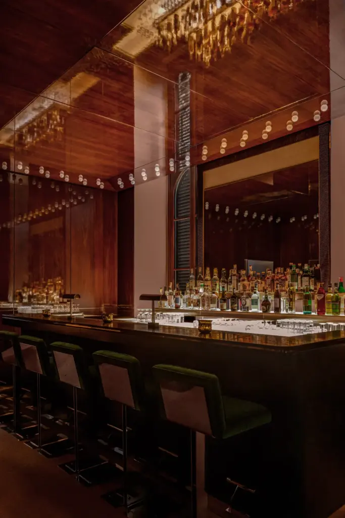 Comptoir et assises de l’Experimental Cocktail Club Roma, dans un intérieur sombre aux poutres apparentes