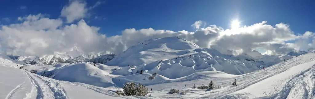 Panorama enneigé de la région de Lech depuis le secteur des Gipslöcher