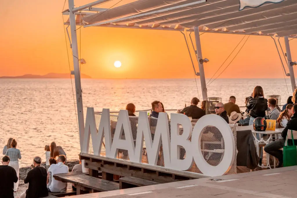 La terrasse du Café Mambo à Sant Antoni face au soleil couchant