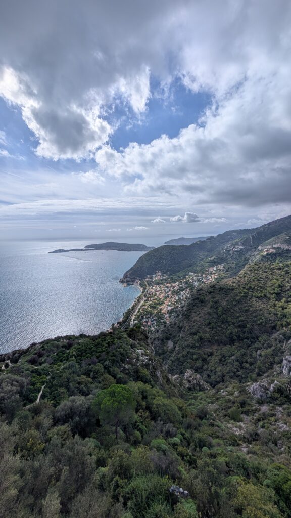 Vue depuis Château Eza sur les reliefs du littoral et la Méditerranée scintillant au soleil