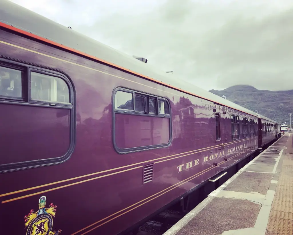Voiture bordeaux du Royal Scotsman à Kyle of Lochalsh
