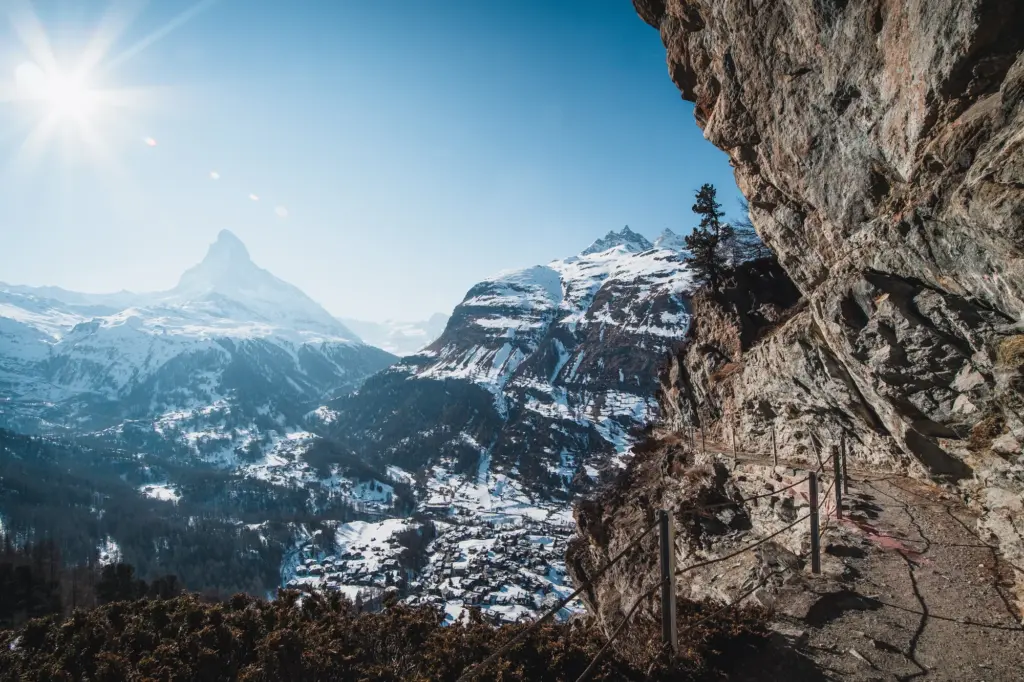 Le village de Zermatt et le Cervin vus depuis un sentier sur le versant de Sunnegga