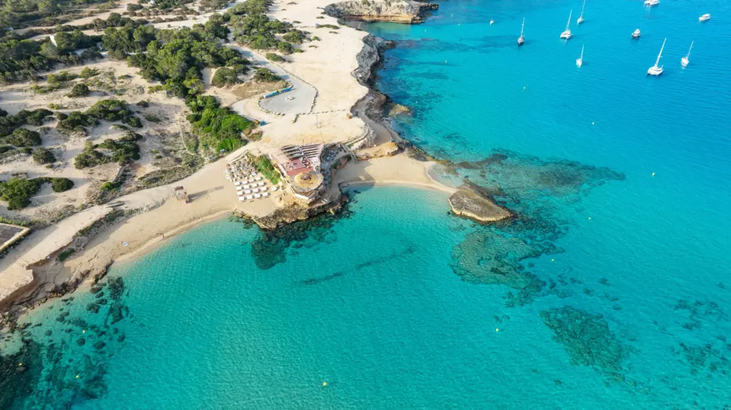 Vue aérienne des criques et des eaux turquoise de Cala Comte à Ibiza