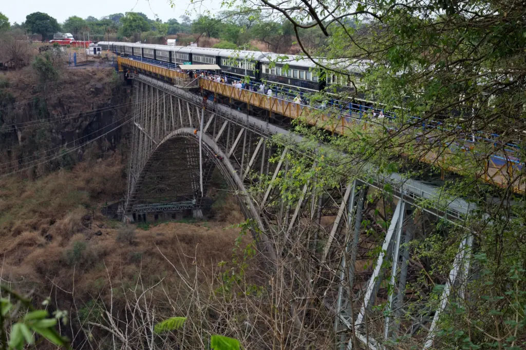 Train Rovos Rail sur le pont des chutes Victoria