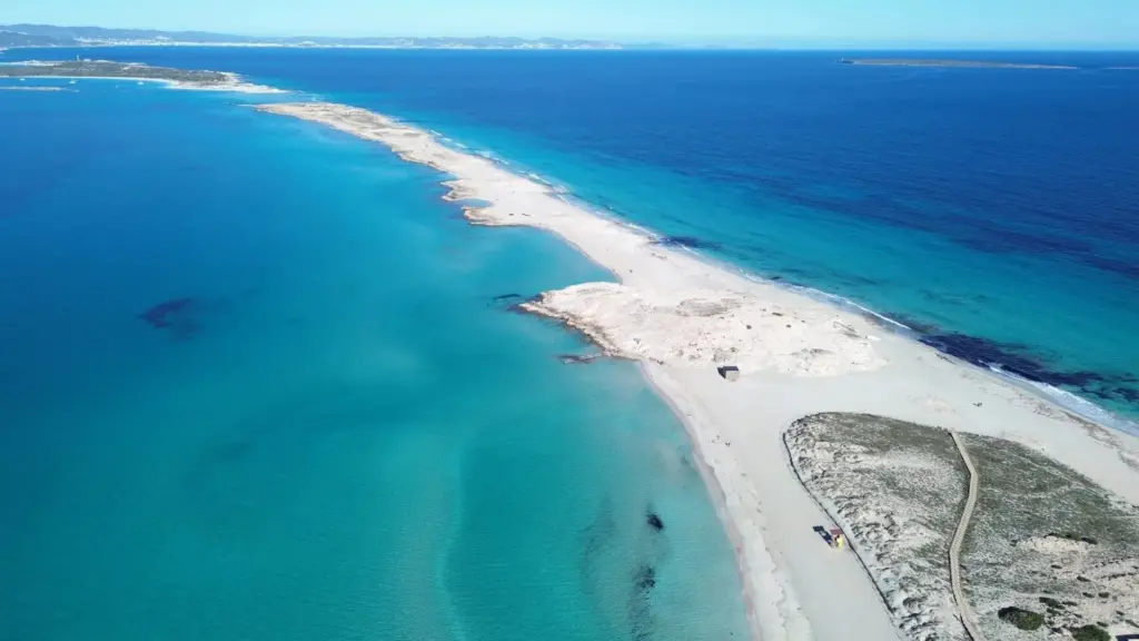 Vue aérienne de la langue de sable de Ses Illetes à Formentera