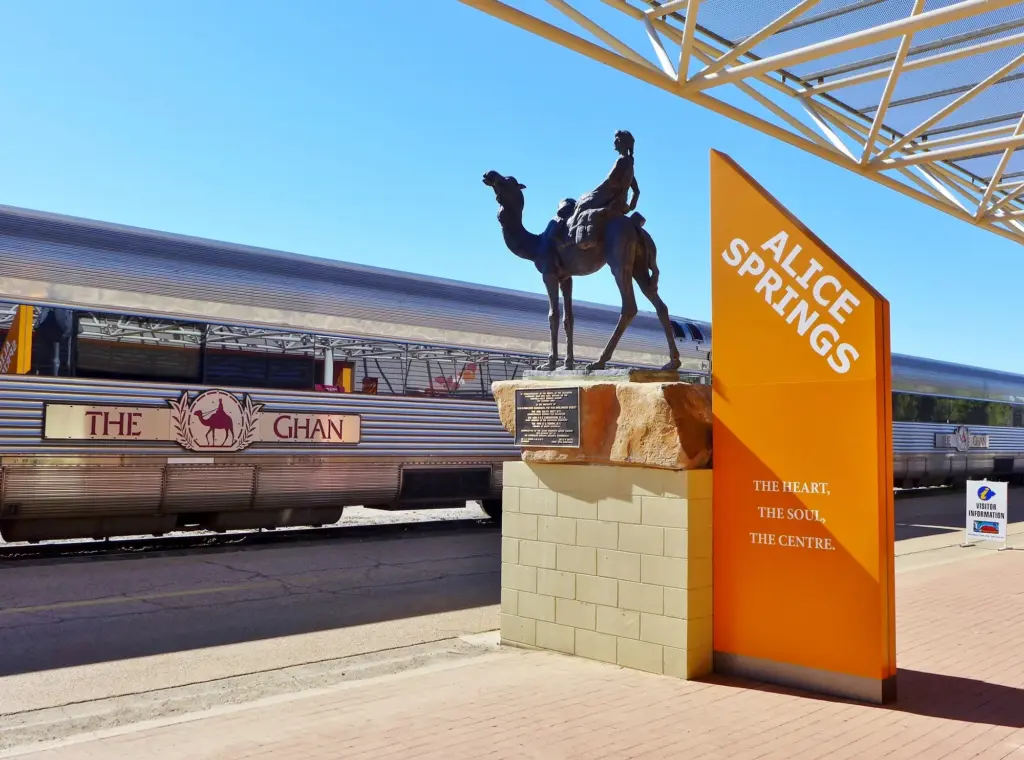 The Ghan à l’arrêt en gare d’Alice Springs en Australie