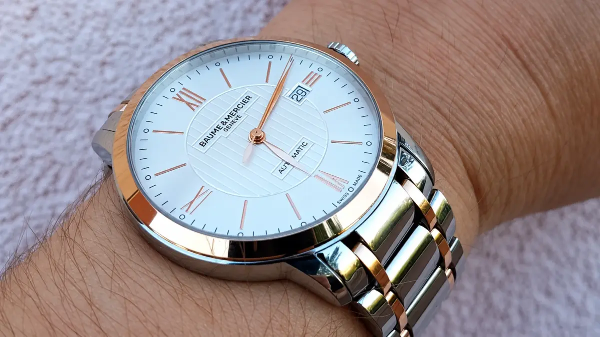 Montre Baume & Mercier Classima 10217 au poignet, cadran argenté à chiffres romains et index or rose, bracelet acier et or rose