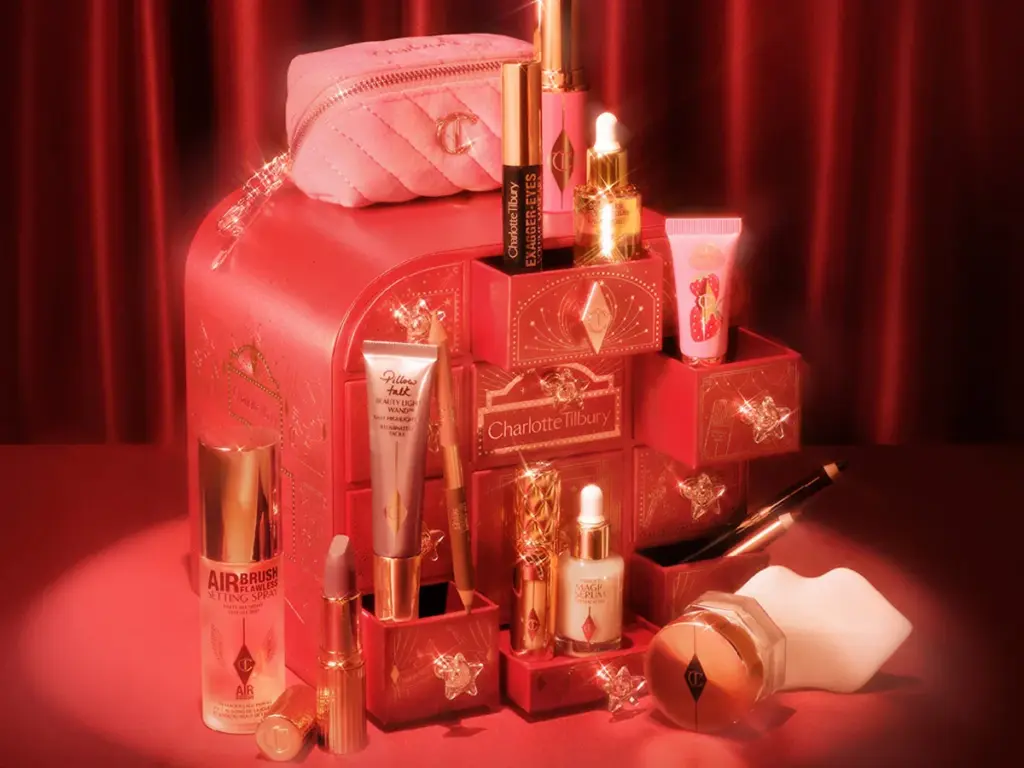 Calendrier de l’Avent Charlotte Tilbury Hollywood Beauty Wonderland 2026 et ses produits sur fond rouge