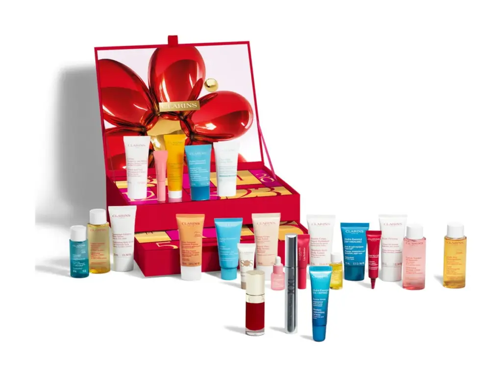 Calendrier de l’Avent Clarins 2026, coffret rouge ouvert et soins disposés devant
