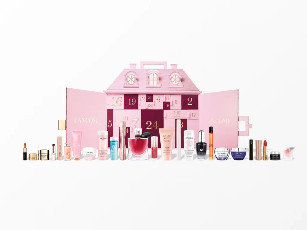 Calendrier de l’Avent Lancôme 2026 en forme de palais parisien rose, produits alignés devant