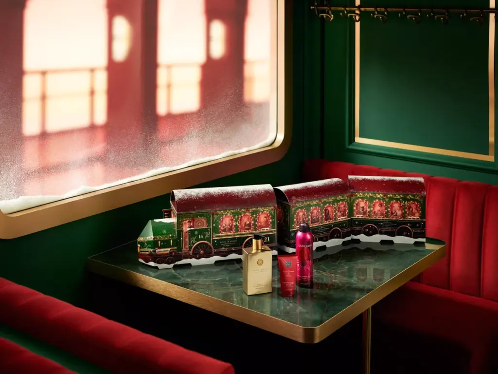 Calendrier de l’Avent Rituals Premium 2026 en forme de train, posé sur une table de wagon
