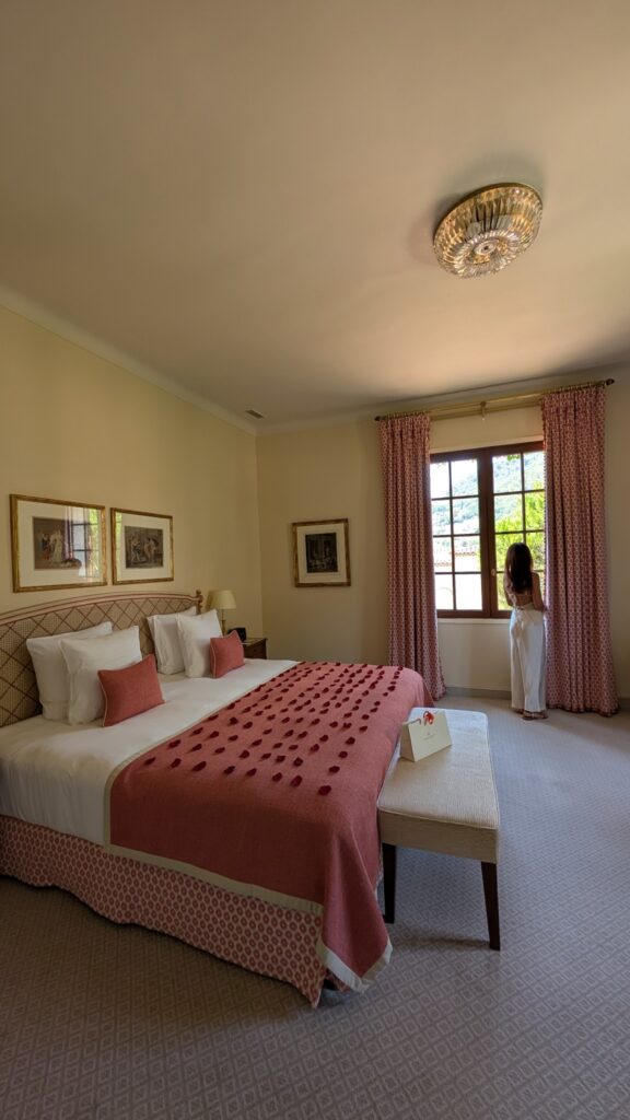 Chambre décorée de pétales de roses pour l’anniversaire d’Aude