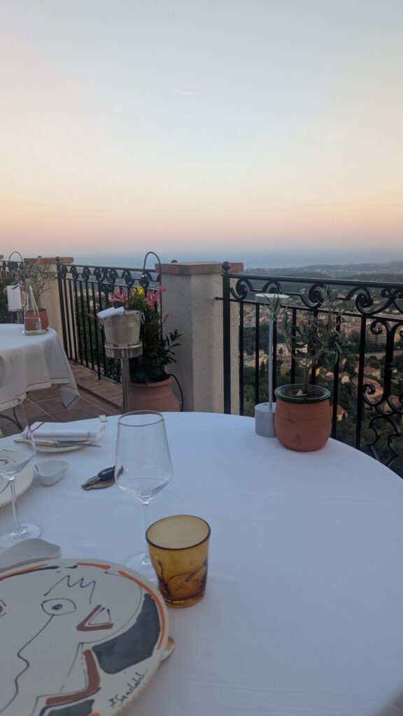 Table dressée sur la terrasse du château à la lumière du soir