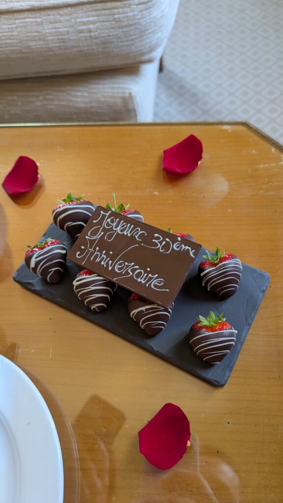 Fraises au chocolat et plaque Joyeux 30ème anniversaire