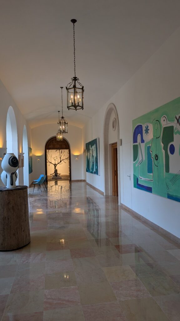 Hall d’entrée du Château Saint-Martin & Spa, lanternes et œuvres contemporaines