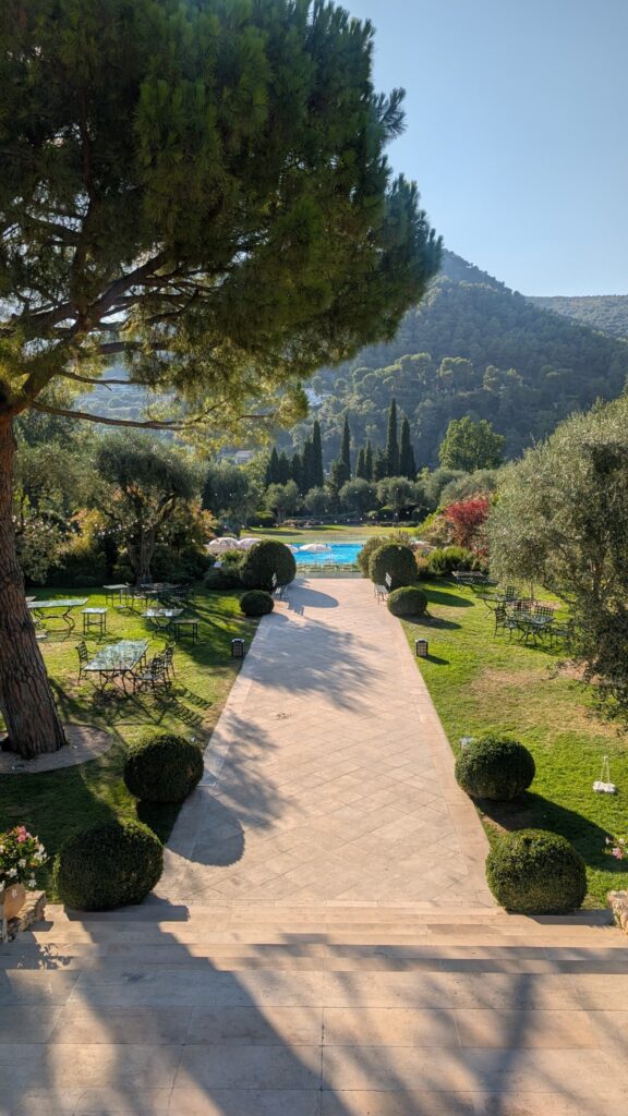 Allée des jardins du Château Saint-Martin & Spa menant vers la piscine