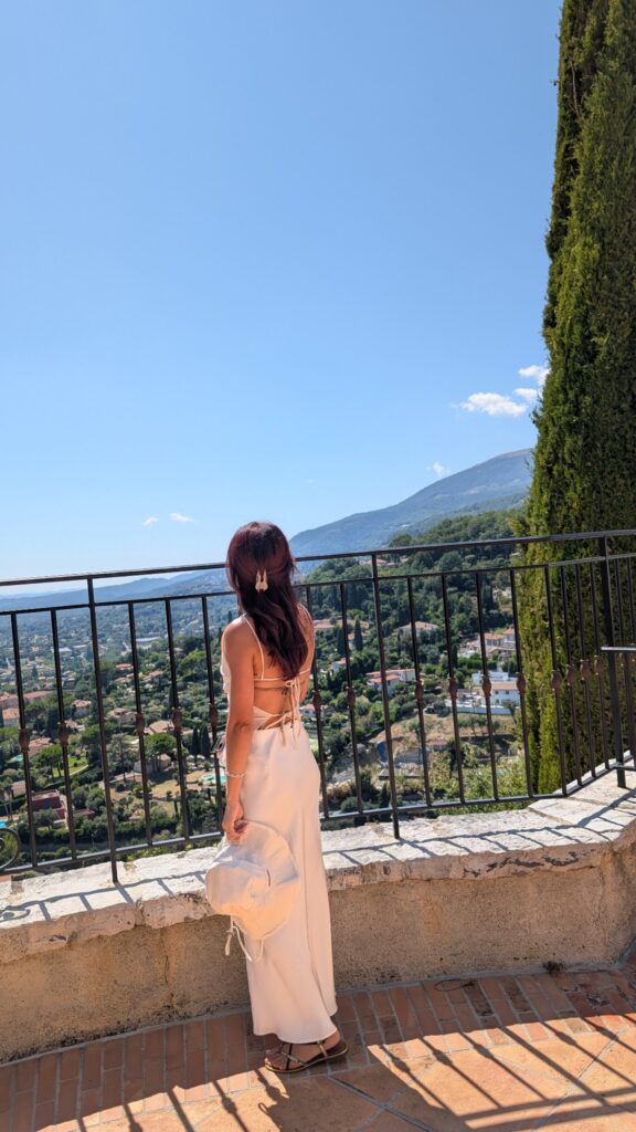 Aude sur une terrasse du château face au paysage de Vence