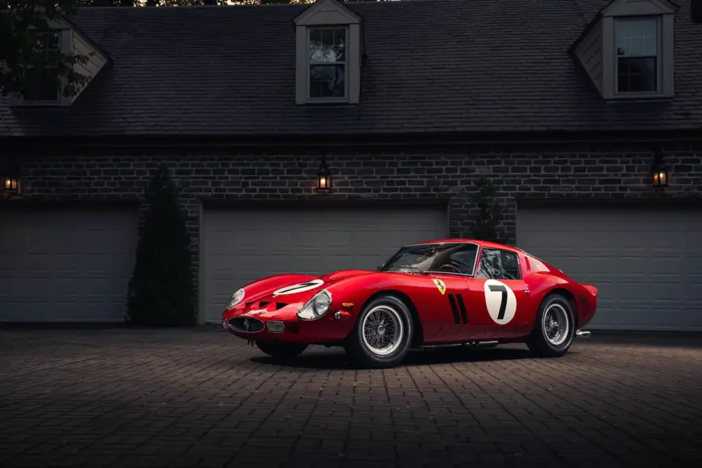 Ferrari 330 LM / 250 GTO rouge châssis 3765, numéro 7, garée de nuit devant une maison