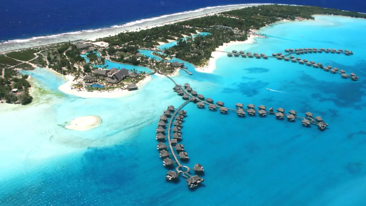 Vue aérienne du Four Seasons Resort Bora Bora et de ses villas sur pilotis dans le lagon turquoise