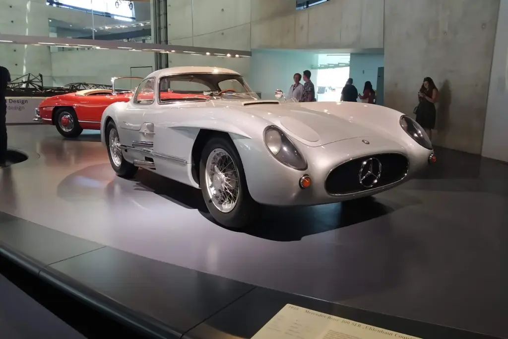 Mercedes-Benz 300 SLR Uhlenhaut Coupé argent de 1955 vu de trois quarts avant, exposé au musée Mercedes-Benz de Stuttgart