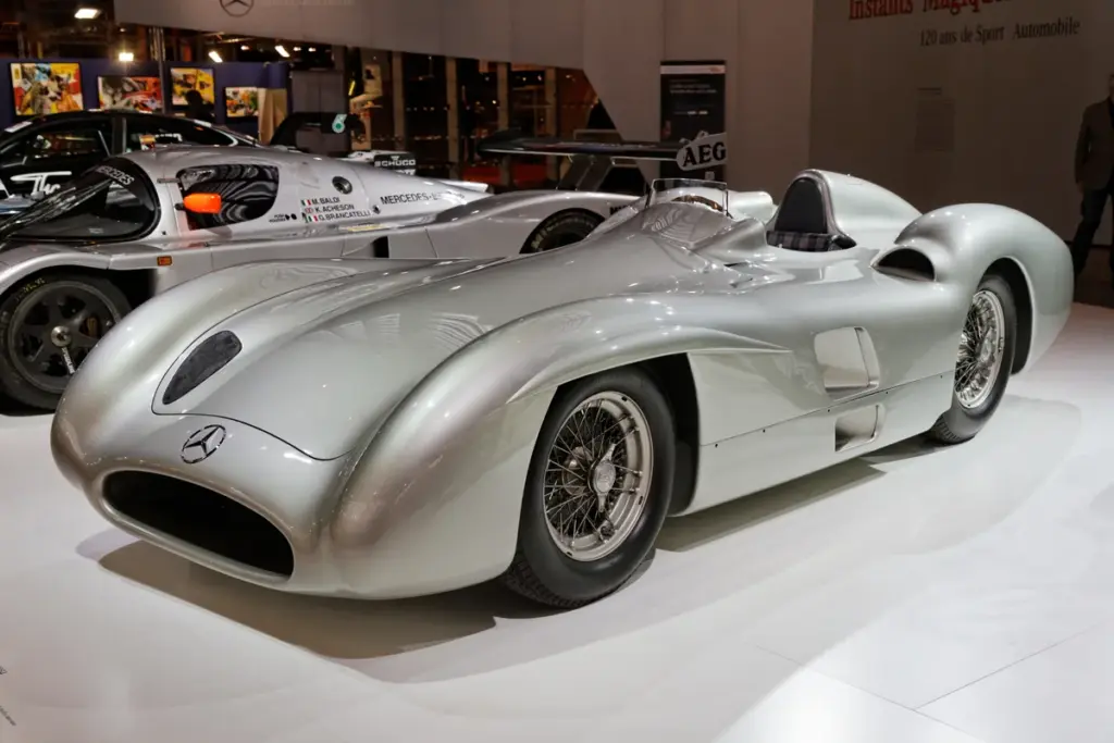 Mercedes-Benz W 196 R Stromlinienwagen argent à carrosserie profilée, roues carénées, exposée au salon Rétromobile