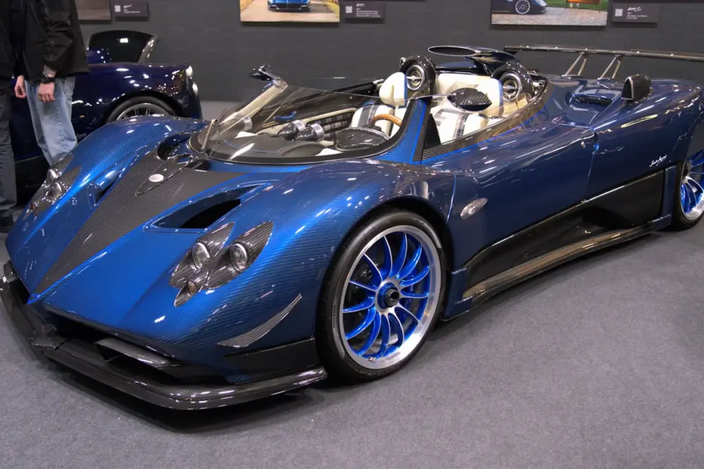 Pagani Zonda HP Barchetta bleue en carbone apparent, jantes bleues, vue de trois quarts avant