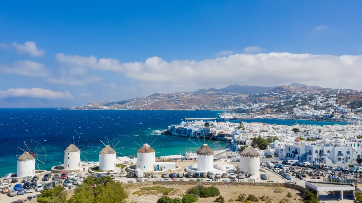 Les moulins de Mykonos surplombent la mer Égée et les maisons blanches du port