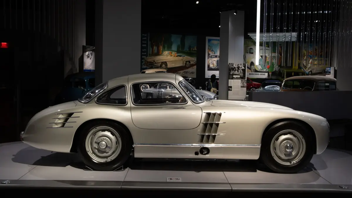 Coupé Mercedes-Benz 300 SLR Uhlenhaut exposé de profil dans un musée automobile