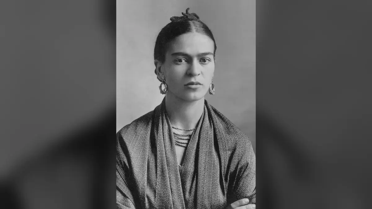 Portrait en noir et blanc de Frida Kahlo portant châle, colliers et boucles d’oreilles