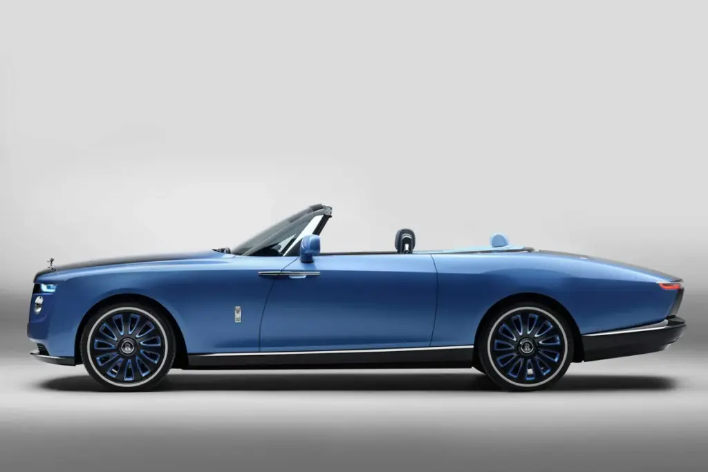 Rolls-Royce Boat Tail bleue décapotée vue de profil, poupe en bois inspirée des yachts