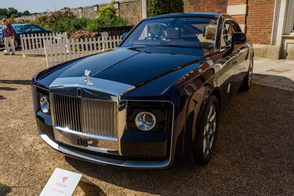 Rolls-Royce Sweptail bleu nuit vue de face, calandre et Spirit of Ecstasy, lors d’un concours d’élégance