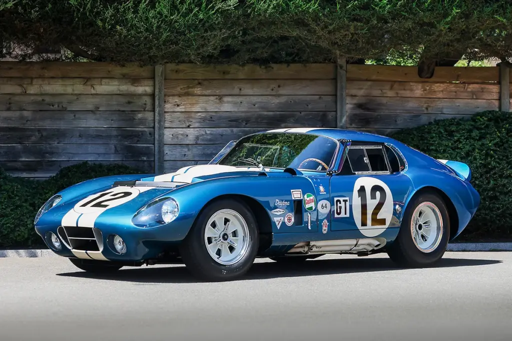 Shelby Cobra Daytona Coupé bleue à bandes blanches châssis CSX2300, numéro 12, vue de trois quarts avant