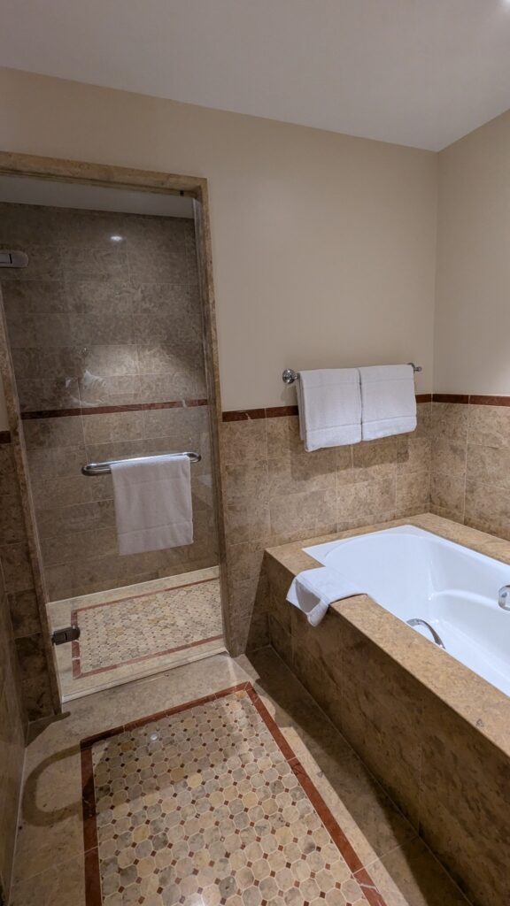 Salle de bains en marbre de notre suite, avec baignoire et douche séparée