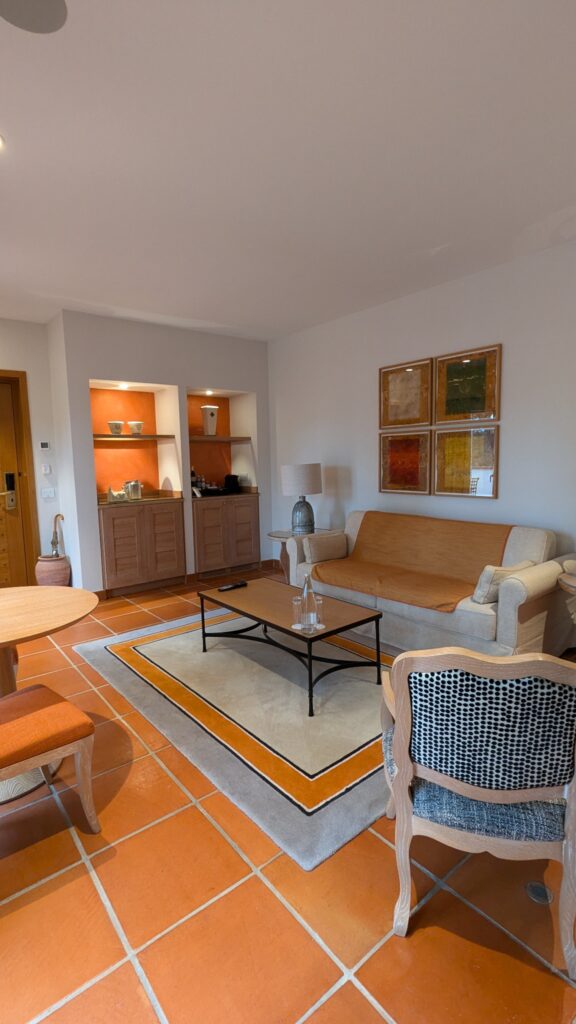 Salon de notre suite à Terre Blanche, avec canapé, fauteuils et meubles en bois clair