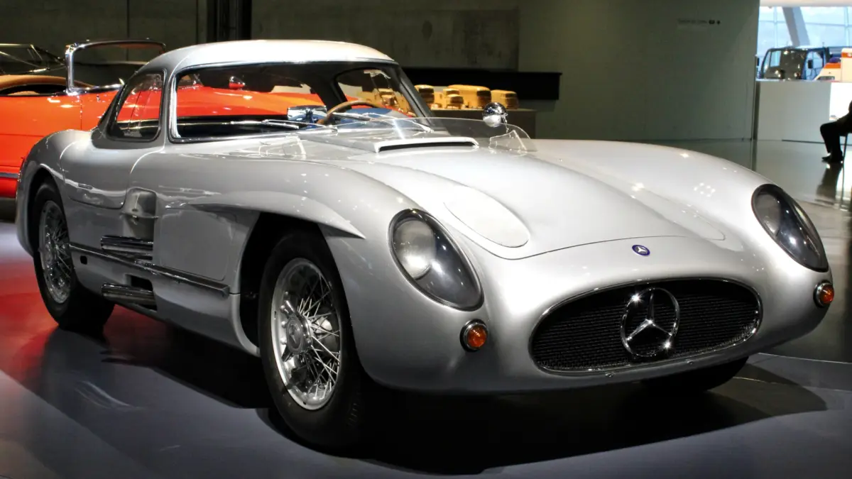 Mercedes-Benz 300 SLR Uhlenhaut Coupé argent de 1955, la voiture la plus chère jamais vendue, vue de face dans un musée